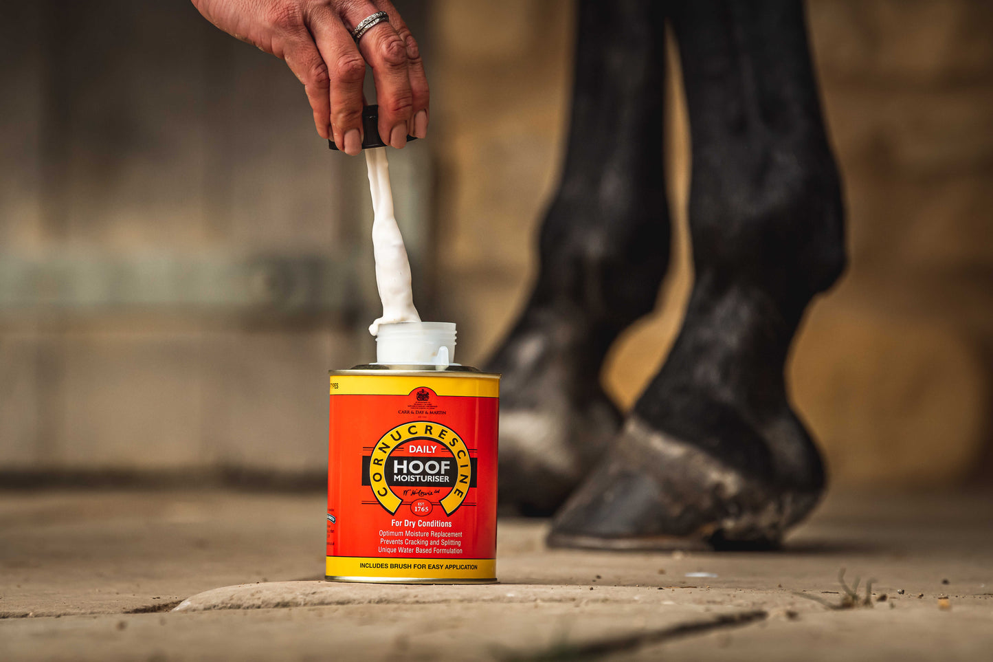 Aceite Hidratante para Cascos – Cornucrescine Daily Hoof Moisturiser (500 ml) Carr & Day & Martin – Paso 2/3 del protocolo diario
