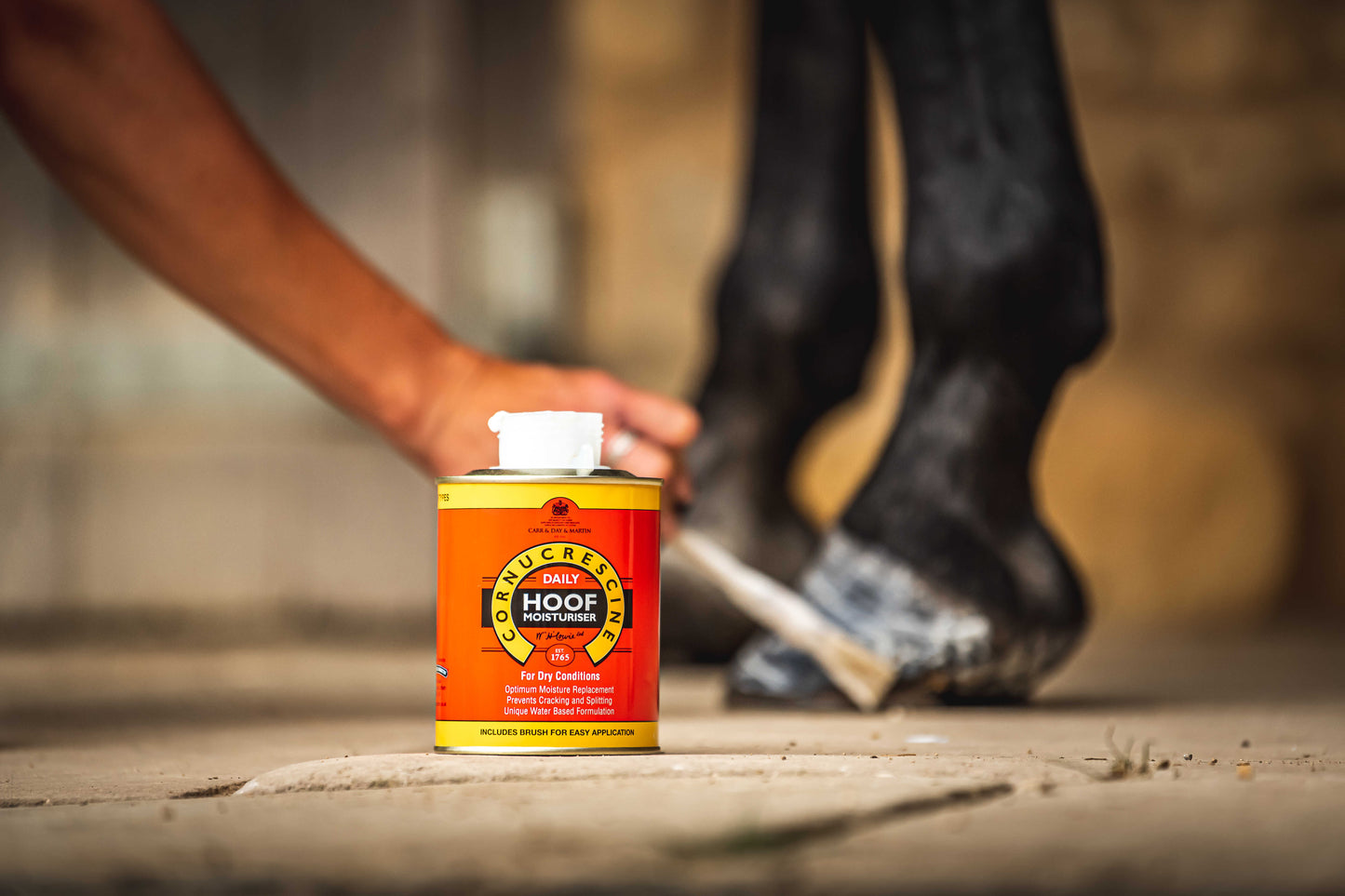 Aceite Hidratante para Cascos – Cornucrescine Daily Hoof Moisturiser (500 ml) Carr & Day & Martin – Paso 2/3 del protocolo diario