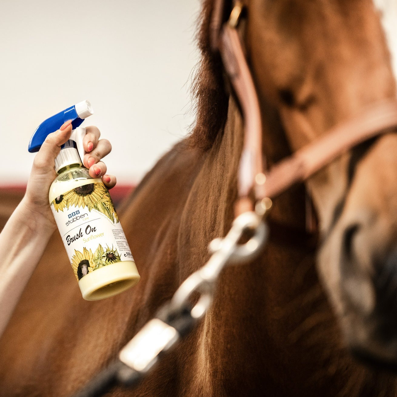 Grooming Spray Stübben Brush On Mane and Tail Spray 500 ml detalle 4