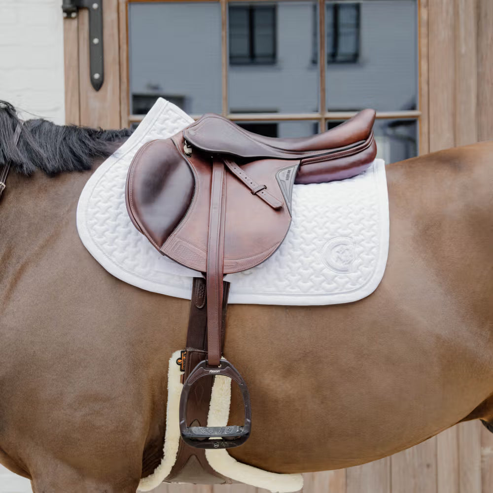 Manta para caballo Kentucky Saddle Pad Plaited 3D Logo detalle 13