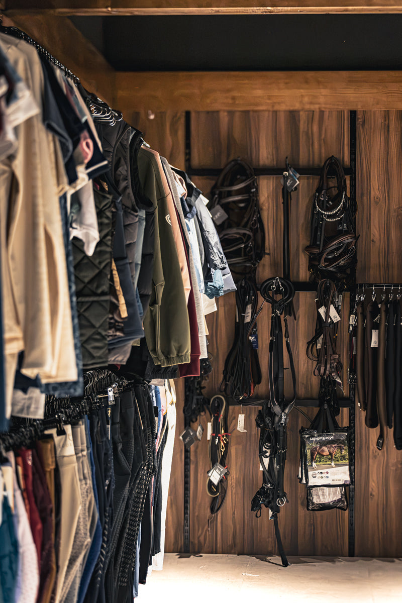 Interior de la nueva tienda Rincón del Valle en Marineda City: ropa técnica y guarnicionería