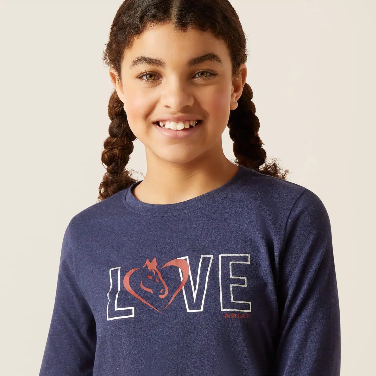 Niña con Camiseta Ariat Love