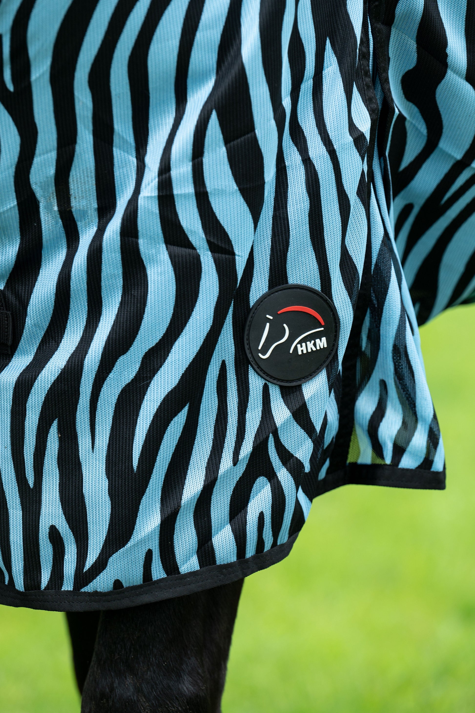 Manta para caballo HKM Combo Fly Rug Zebra Aqua detalle 8