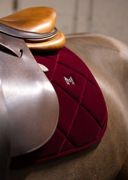 Producto ecuestre Maximilian Equestrian Velvet Jumping Saddle Pad (Ruby) detalle 3