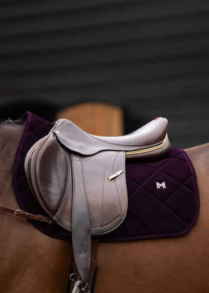 Producto ecuestre Maximilian Equestrian Velvet Jumping Saddle Pad (Amethyst) detalle 2