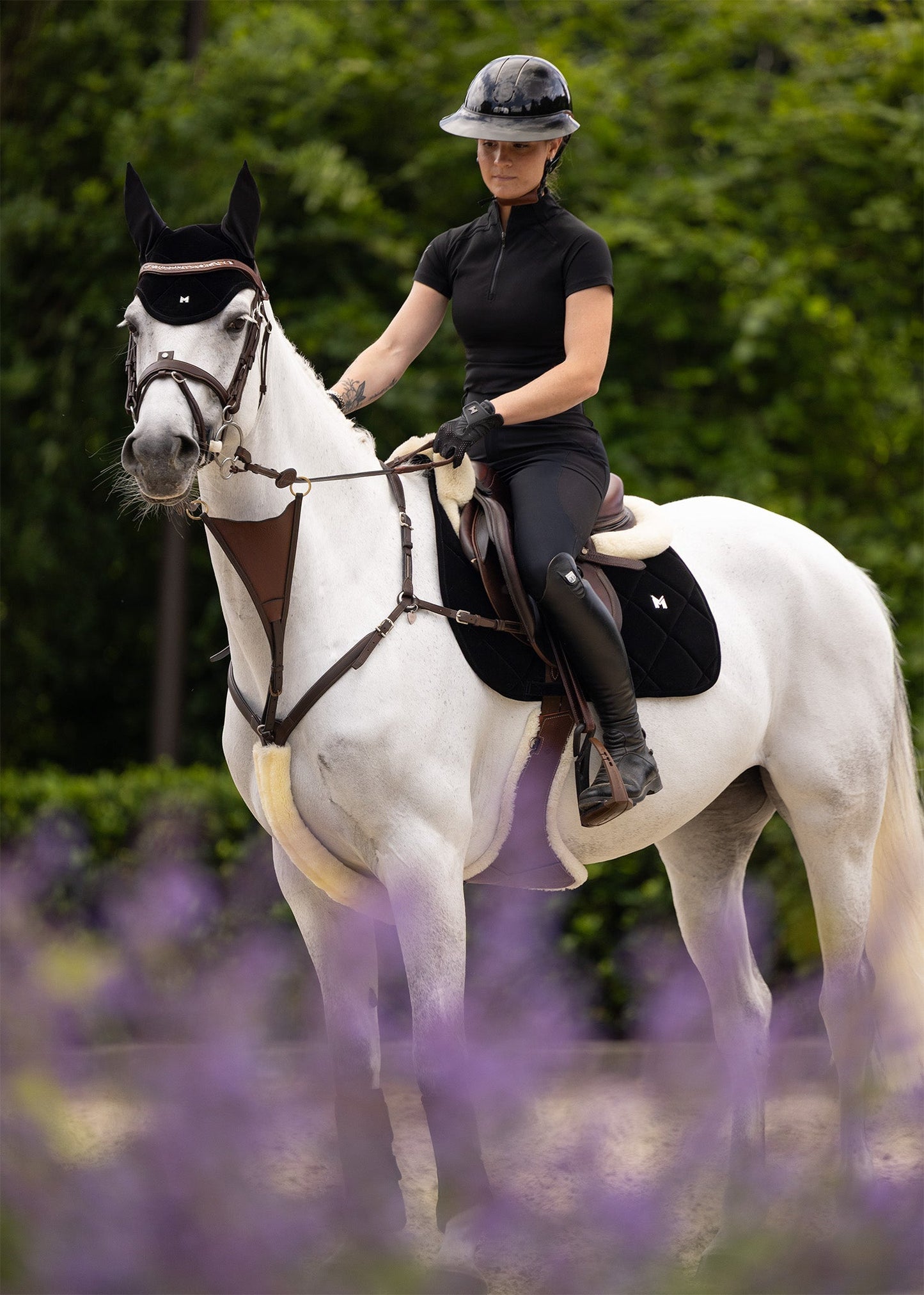 Producto ecuestre Maximilian Equestrian Velvet Jumping Saddle Pad (Black) detalle 3