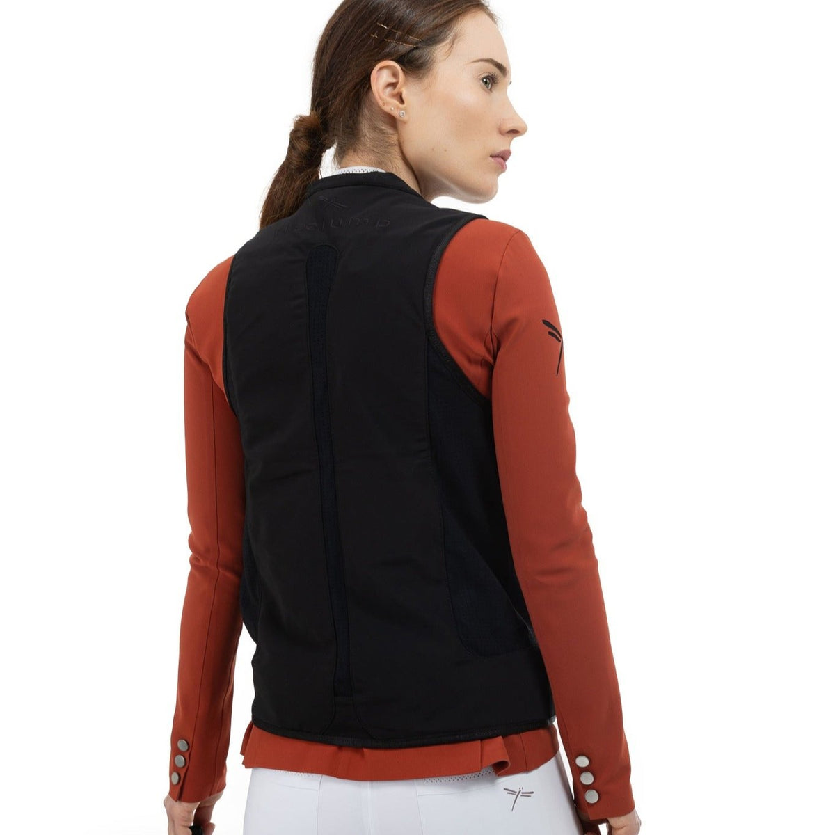Chaleco airbag Freejump negro, vista trasera sobre jinete