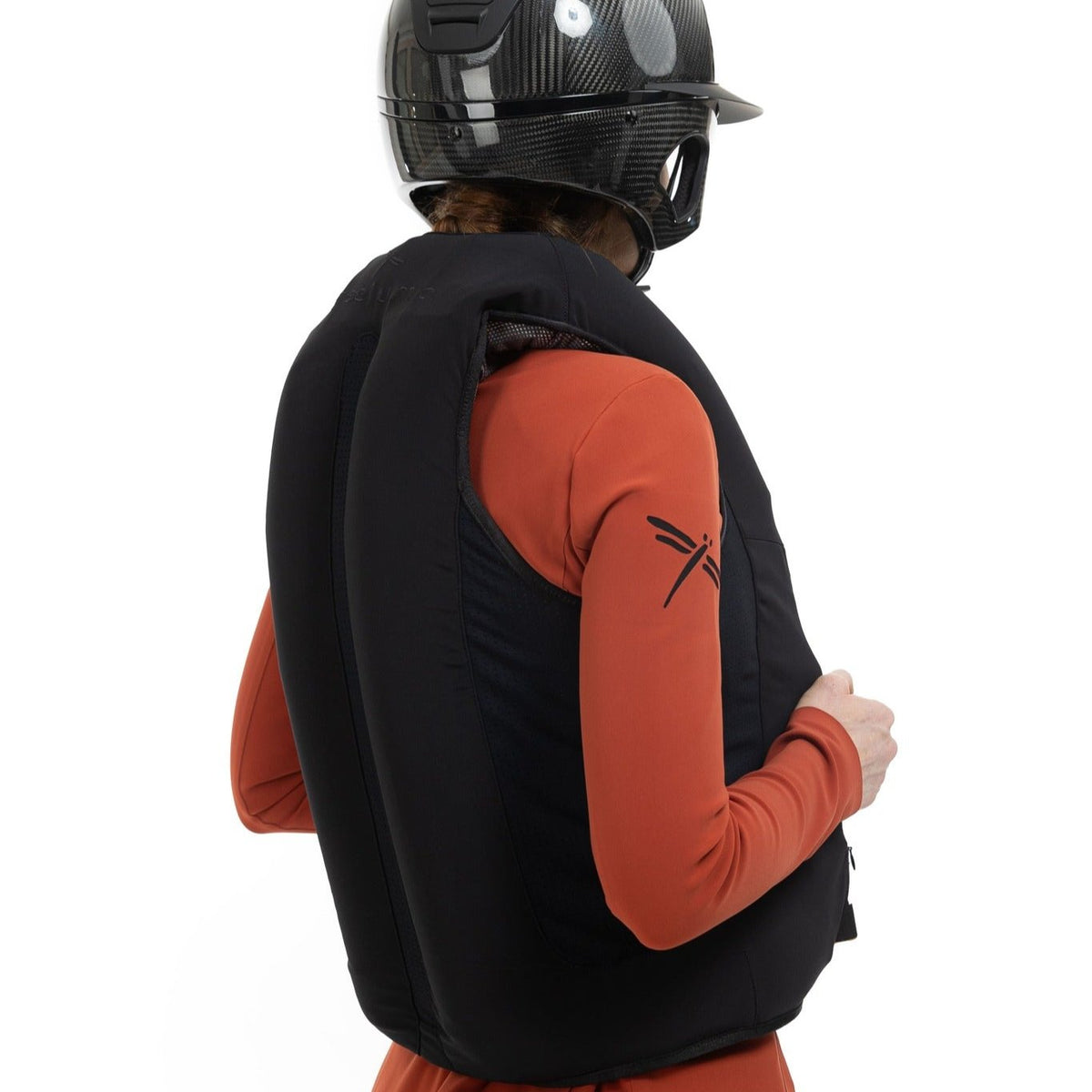 Chaleco airbag Freejump inflado, vista trasera sobre jinete con casco