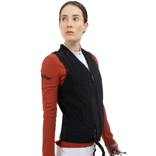 Chaleco airbag Freejump negro, vista frontal sobre jinete