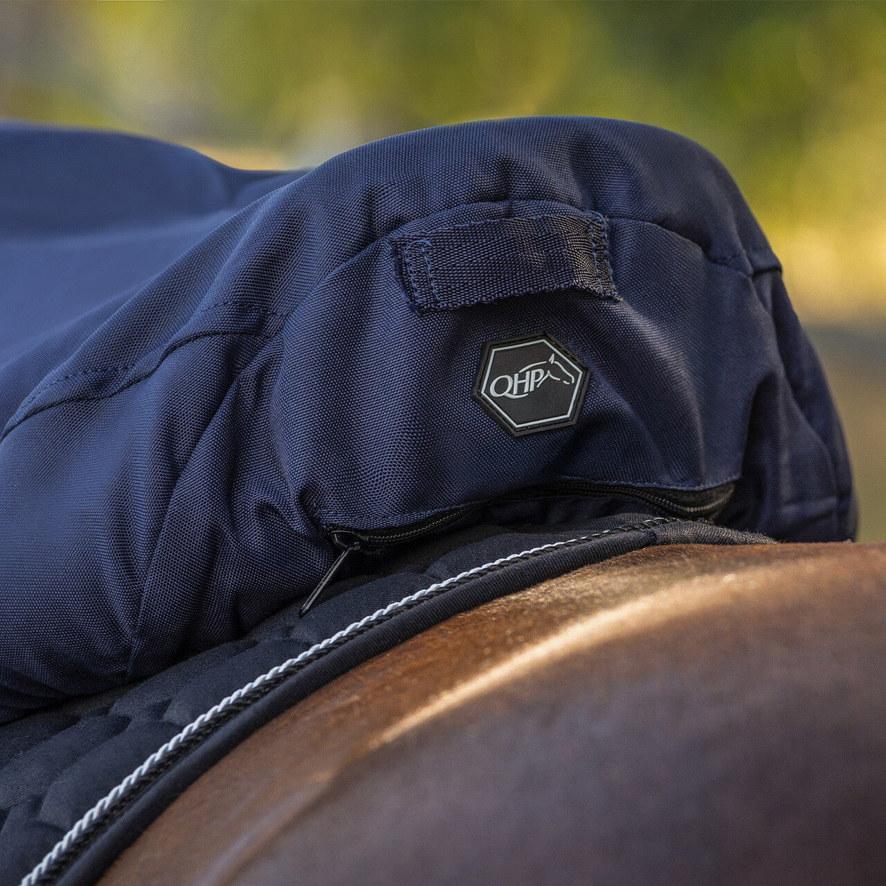 Accesorio ecuestre Silla cover extra QHP para equitación