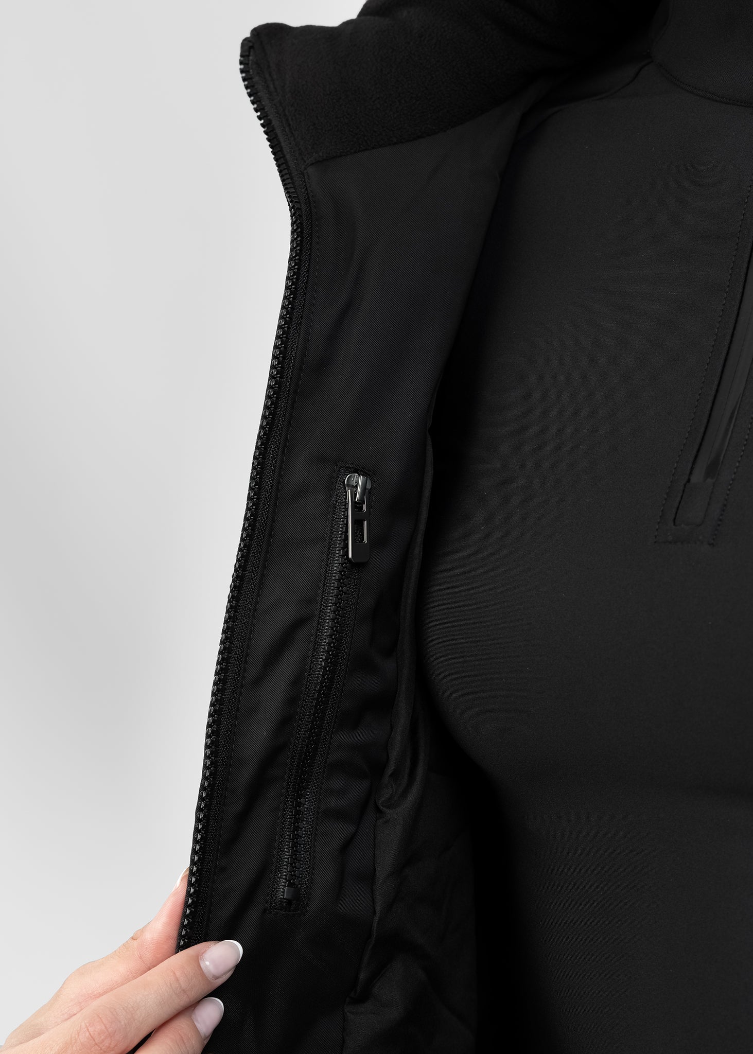Camiseta técnica Maximilian Equestrian Stereo Puffer Jacket (Black) detalle 13