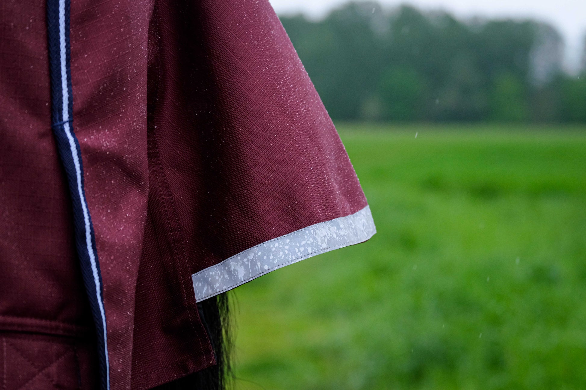 Manta para caballo Equi-Theme Tyrex 1200D Turnout Rug with High Neck Burgundy detalle 3