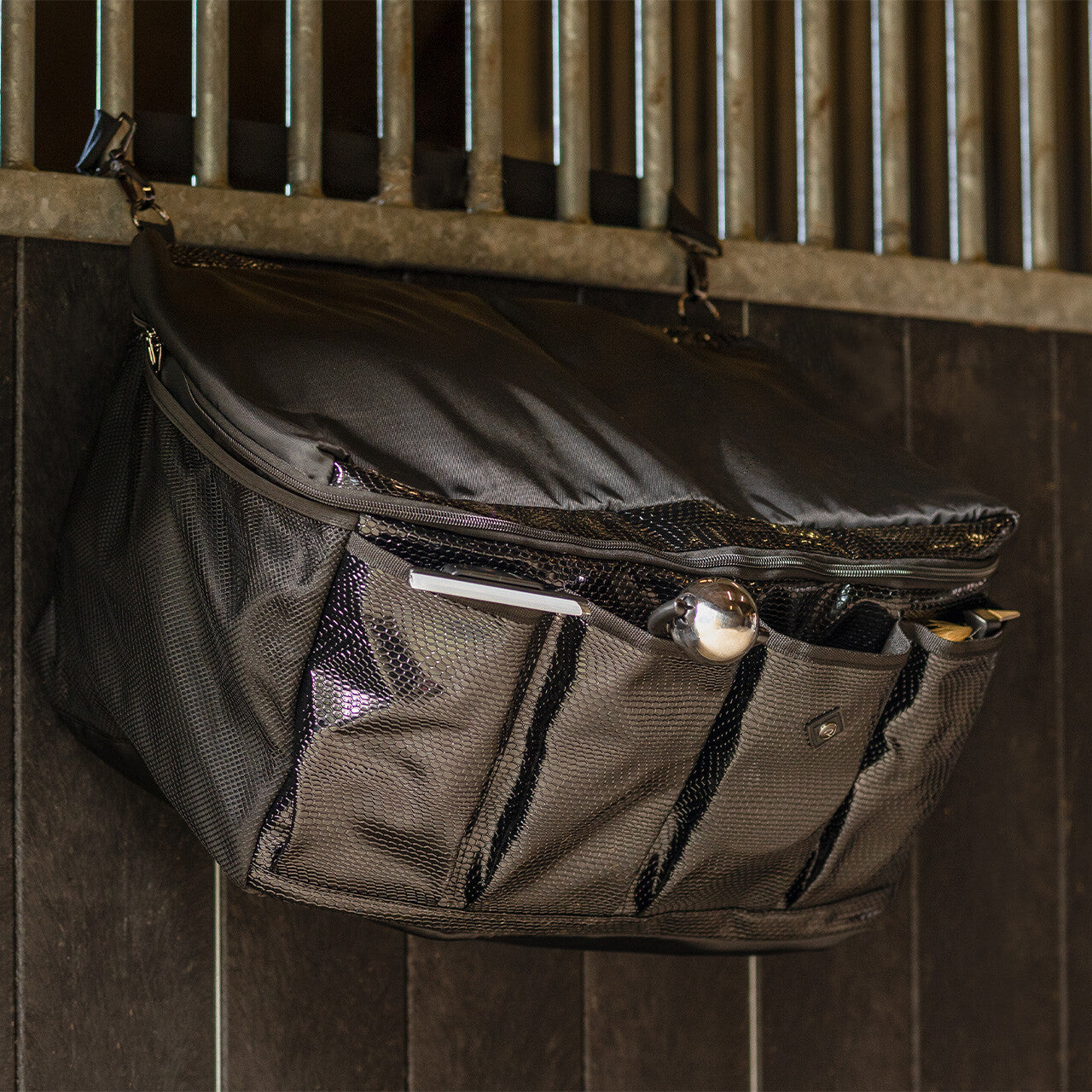 Accesorio ecuestre Bolsas de cuadra Stable storage box Croco QHP para equitación - vista 5