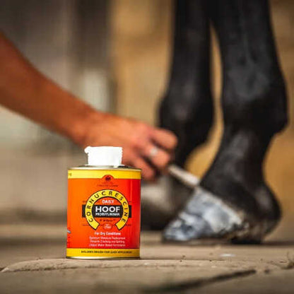Aceite Hidratante para Cascos – Cornucrescine Daily Hoof Moisturiser (500 ml) Carr & Day & Martin – Paso 2/3 del protocolo diario