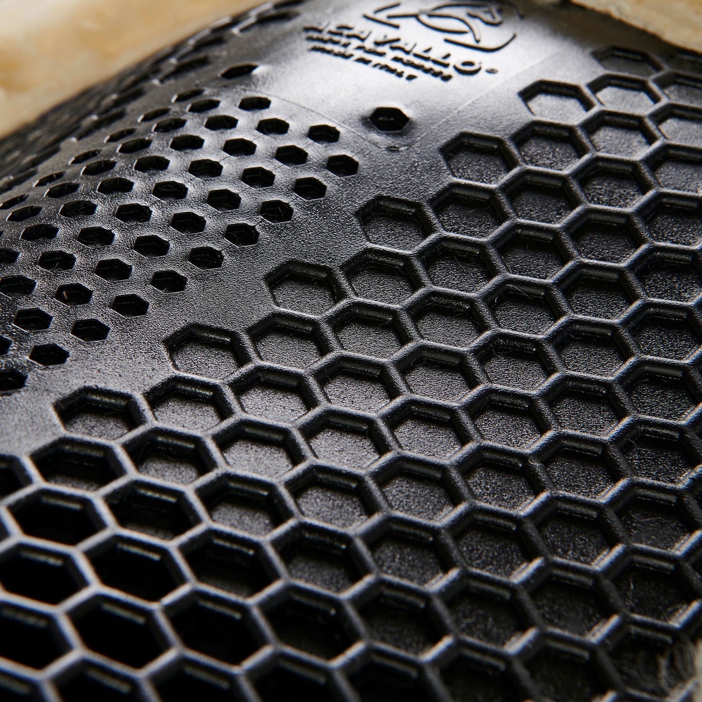 Compensador MF-S WFS con gamuza de oveja posterior, gel hexagonal, alza delantera Acavallo - Negro