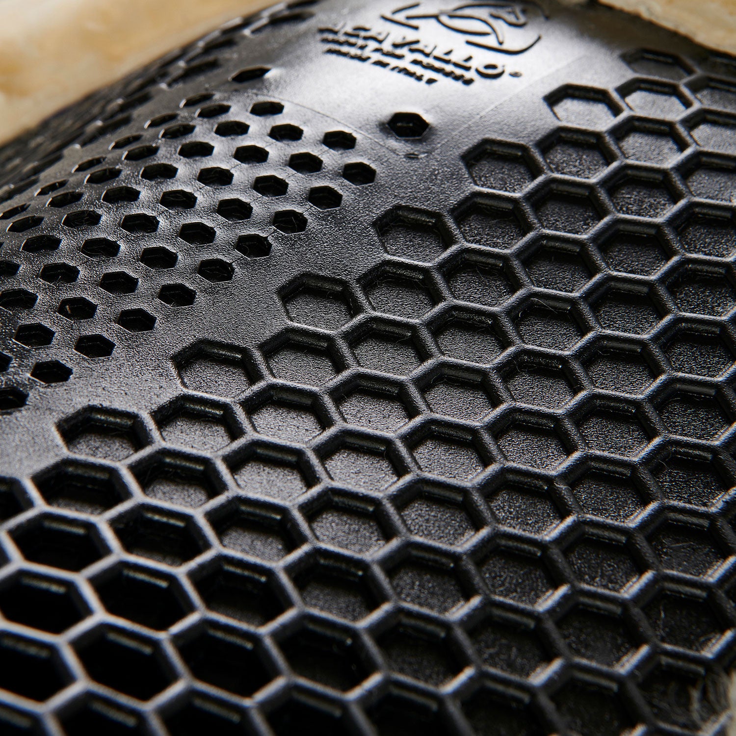 Compensador MF-S WFS con gamuza de oveja posterior, gel hexagonal, alza delantera Acavallo - Negro