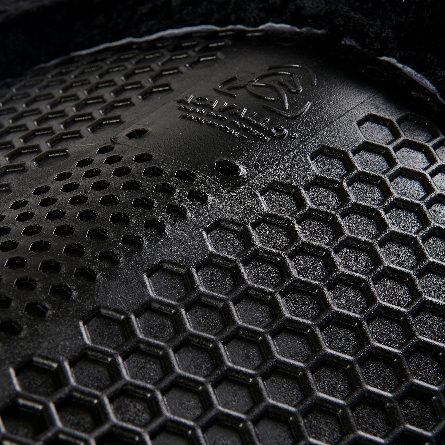 Compensador MF-S WFS con gamuza de oveja posterior, gel hexagonal, alza delantera Acavallo - Negro