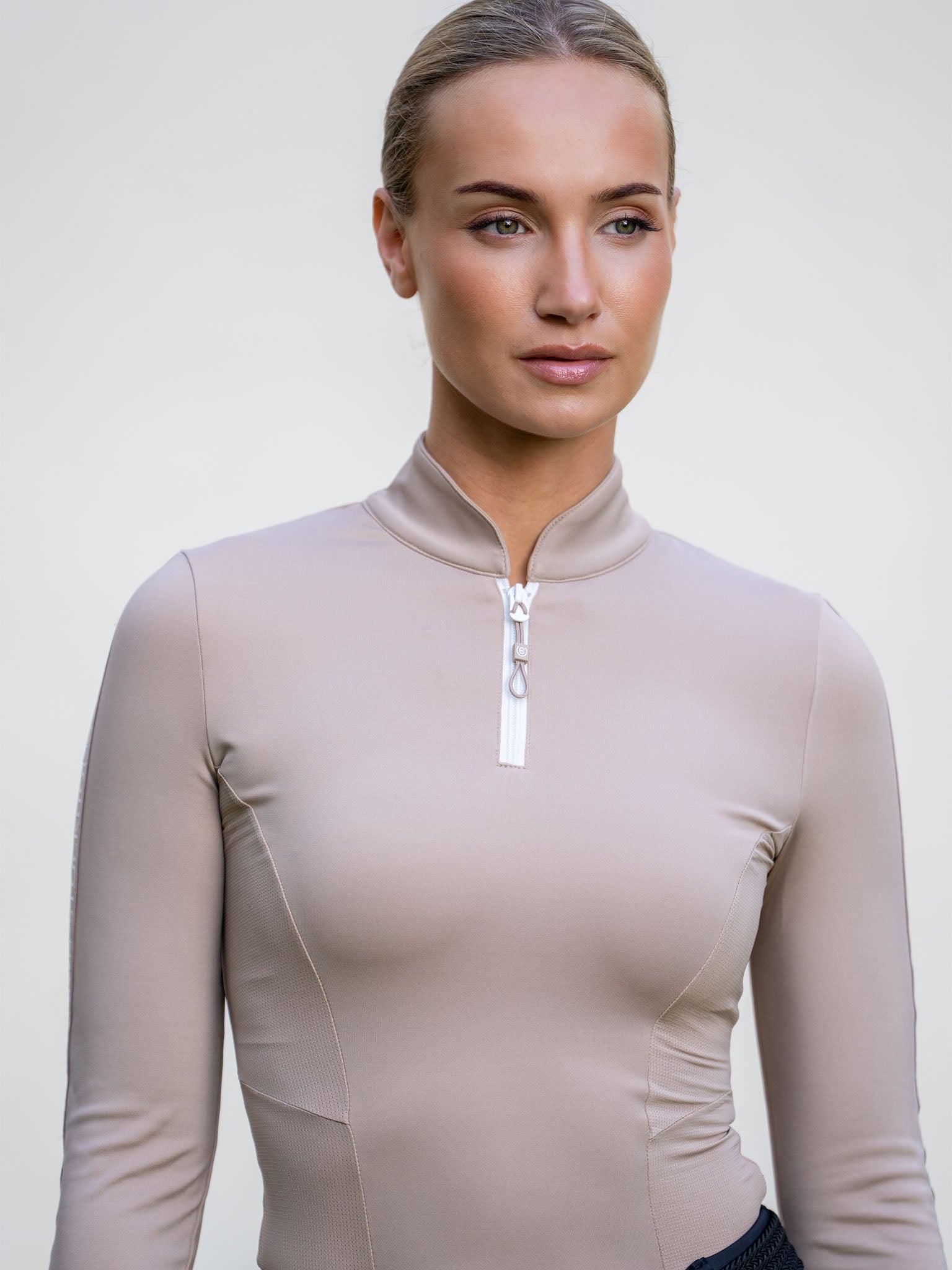 Camiseta técnica Equestrian Stockholm Power Top Sand detalle 2