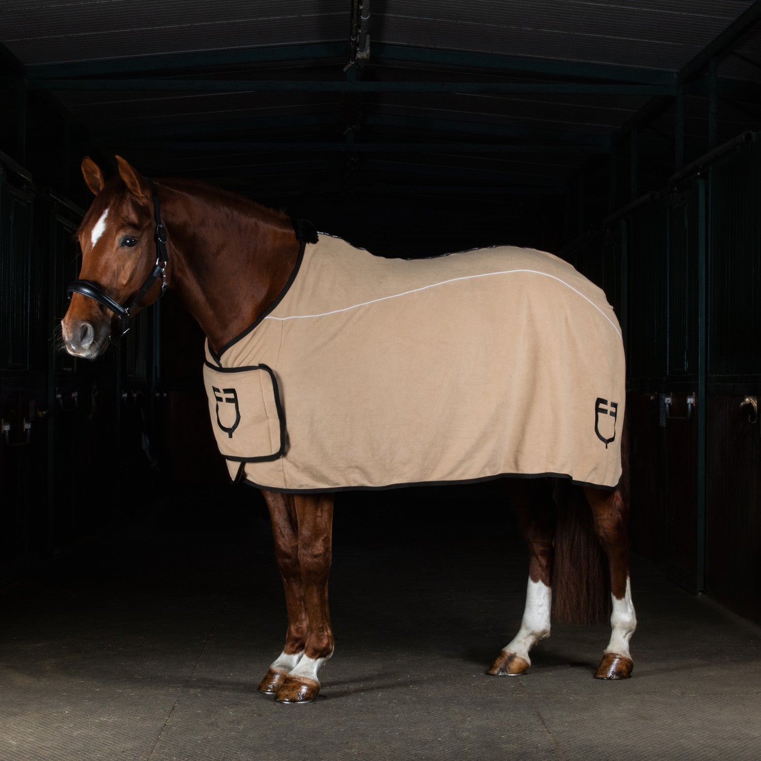 Manta de polar con cierre frontal con solapa Equestro - Beige