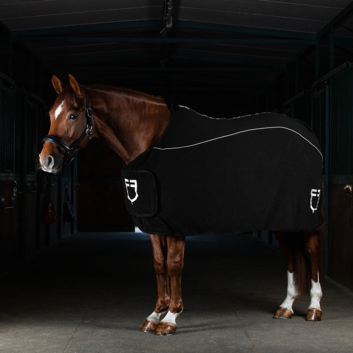 Manta de polar con cierre frontal con solapa Equestro - Negro