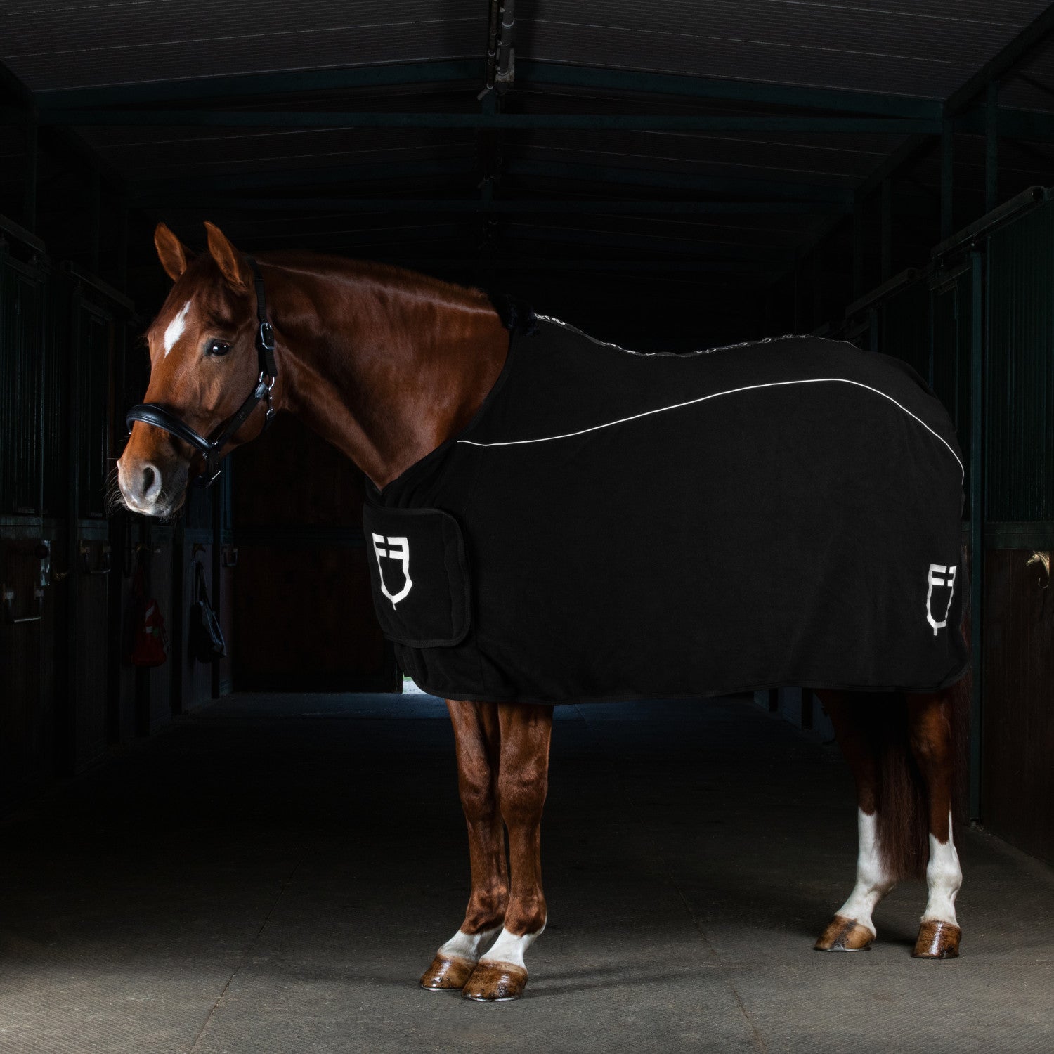 Manta de polar con cierre frontal con solapa Equestro - Negro