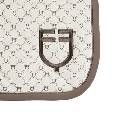 Almohadilla de montar con estampado de monograma de salto Equestro - Antique White (11-0105)/Walnut