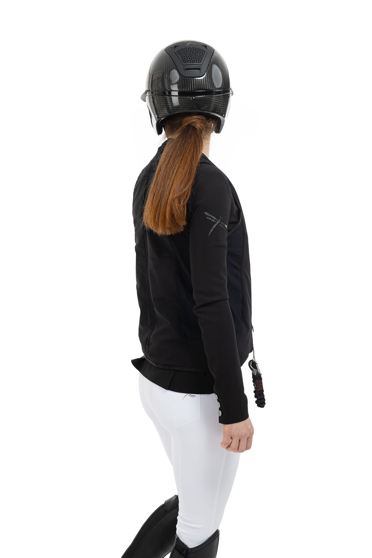 Chaleco airbag Freejump negro, perfil sobre jinete