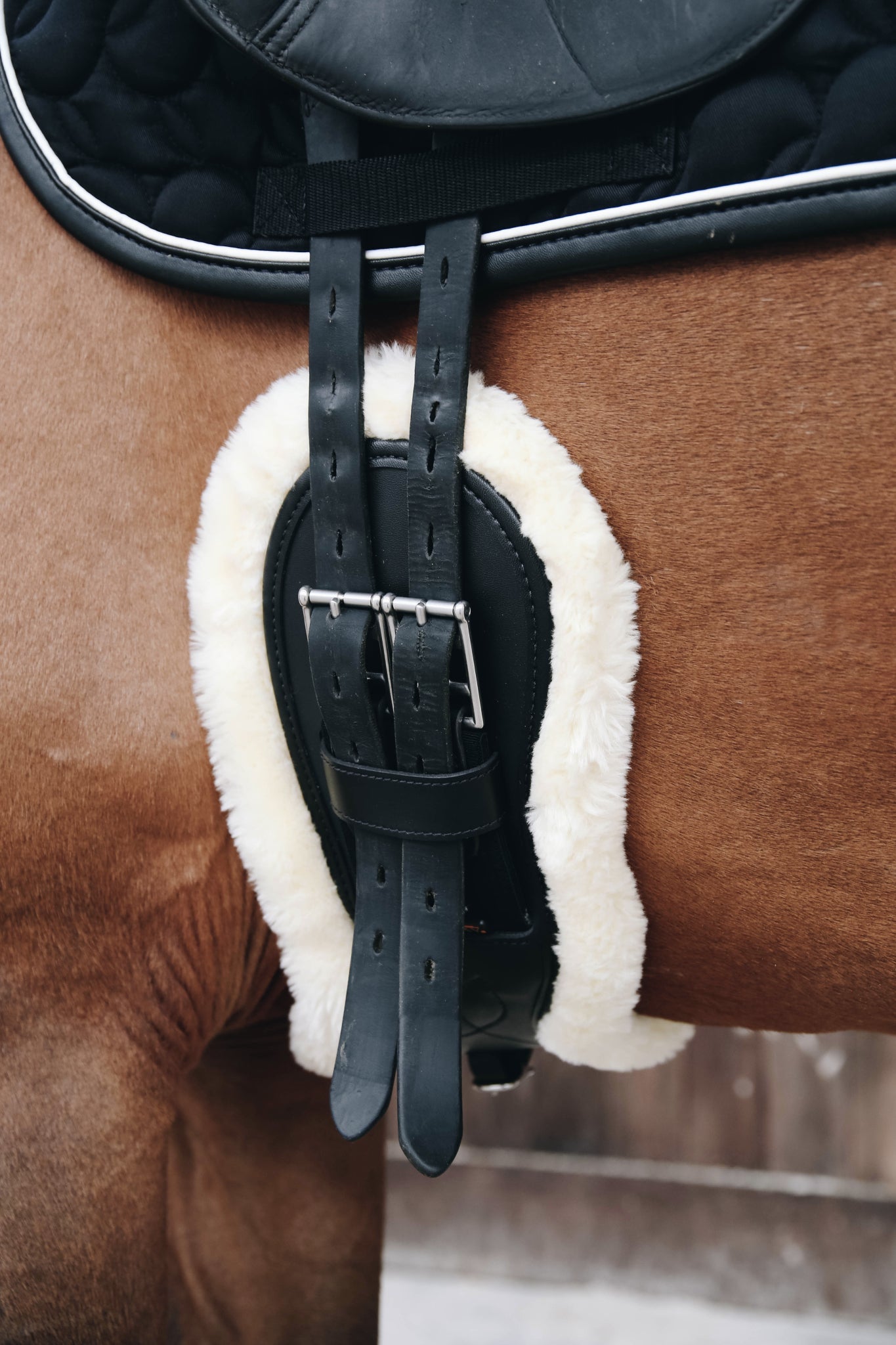 Cincha Kentucky Sheepskin Anatomic Short Girth - 2 Sheepskin Covers Included! detalle 2