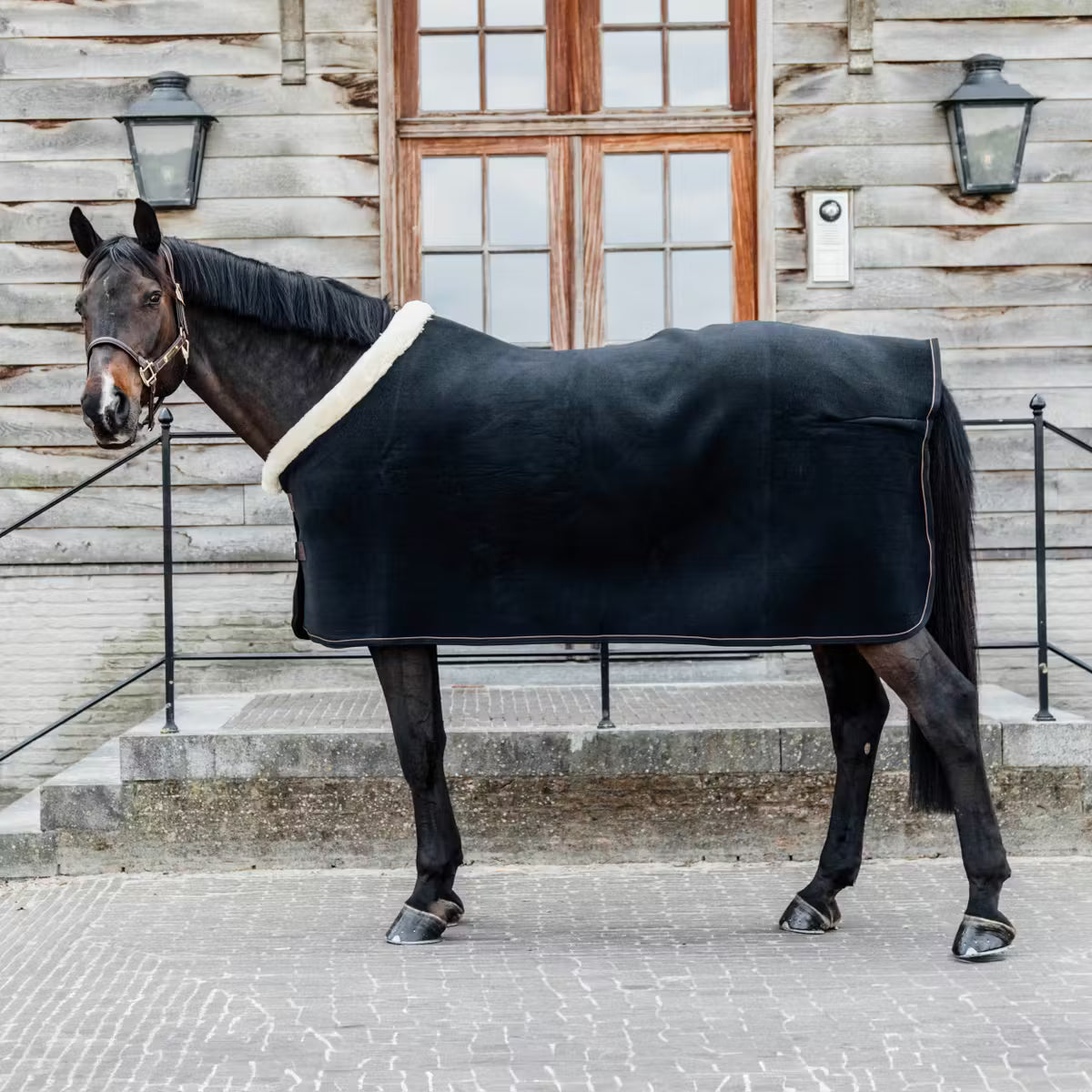 Manta para caballo Kentucky Fleece Rug Show Heavy Black detalle 2