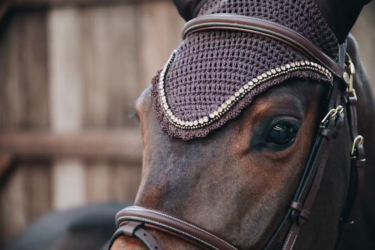 Ear Bonnets Kentucky Fly Veil Long Stone & Pearl Soundless detalle 6