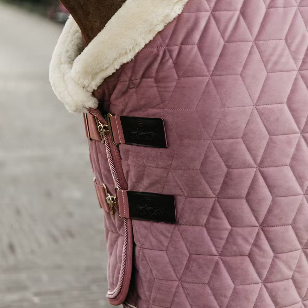 Manta para caballo Kentucky Show Rug Velvet Old Rose Limited Edition detalle 3
