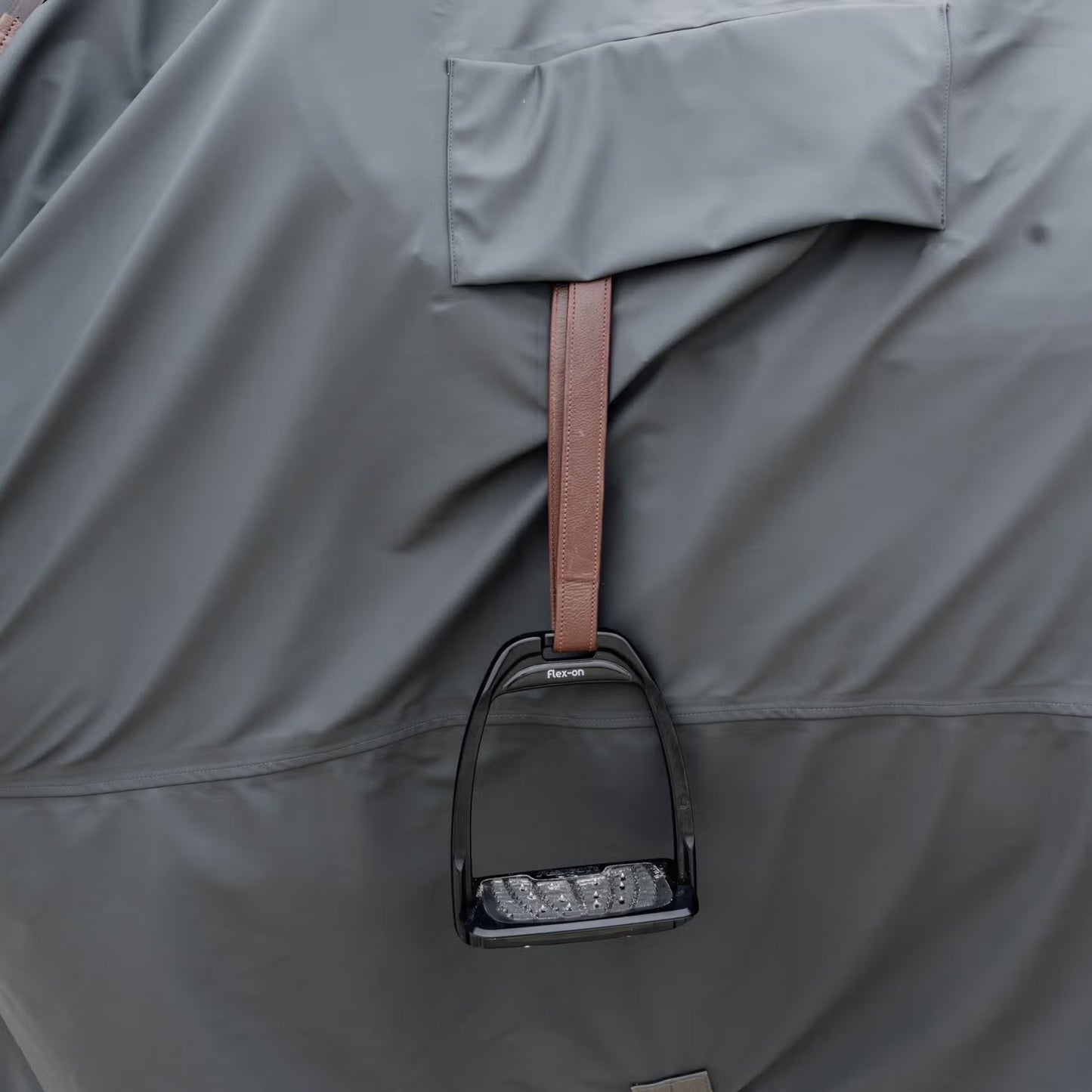 Manta para caballo Kentucky caballo Raincoat Hurricane with Stirrup Holes detalle 3