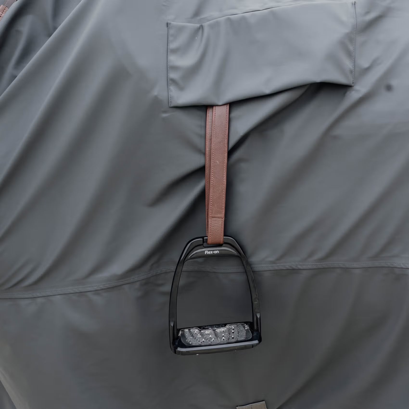 Manta para caballo Kentucky caballo Raincoat Hurricane with Stirrup Holes detalle 3