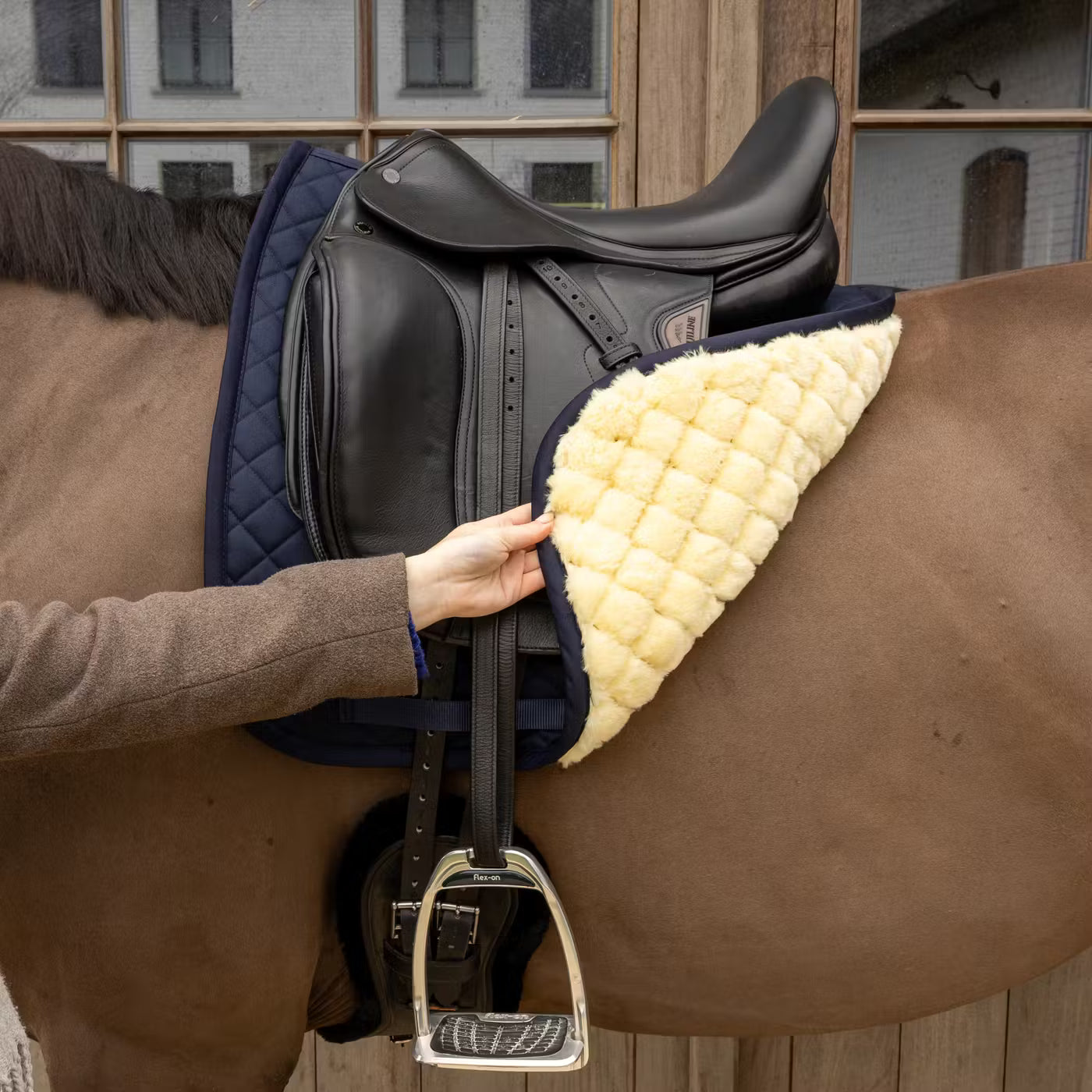 Manta para caballo Kentucky Skin Friendly Sheepskin Diamond Saddle Pad detalle 8
