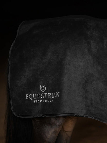 Manta para caballo Equestrian Stockholm Heavy Fleece Quarter Blanket Black detalle 6