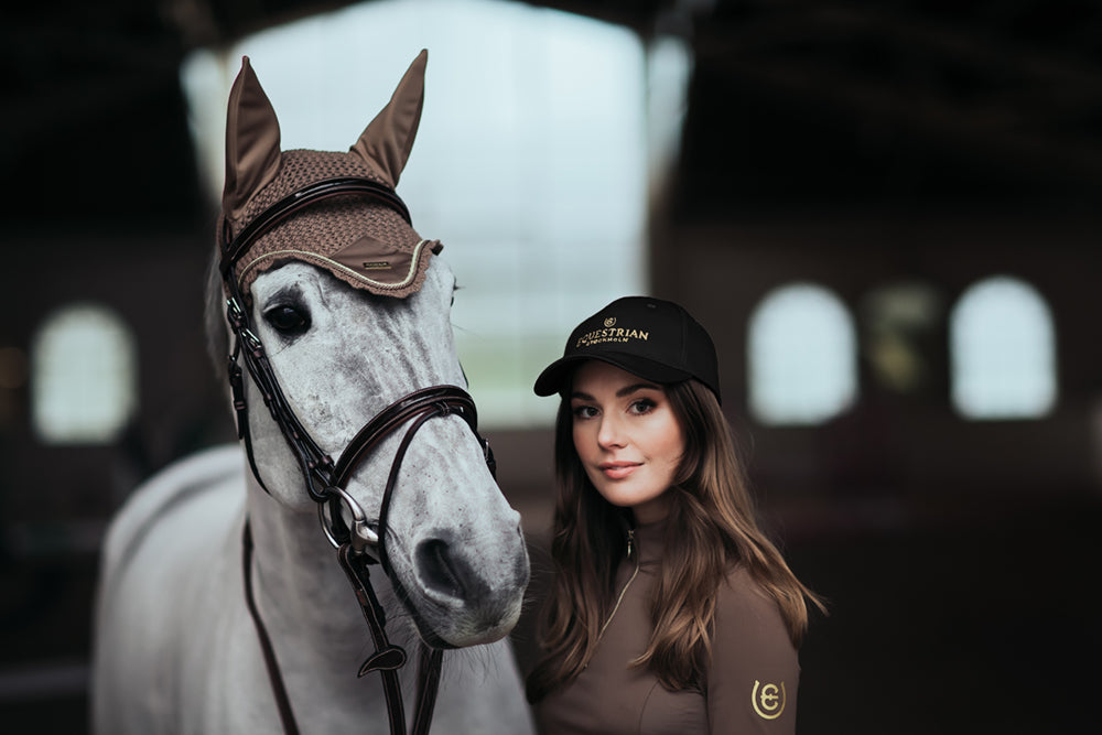 Cap Equestrian Stockholm Cap Black Gold detalle 3