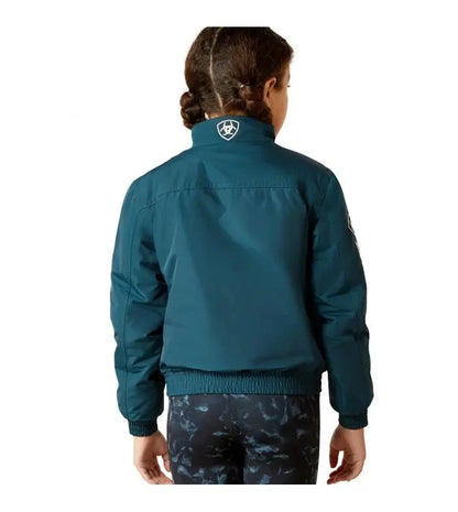 Niña de espaldas con Cazadora Ariat Stable Jacket