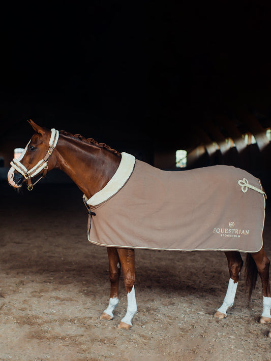 Manta para caballo Equestrian Stockholm Fleece manta Fur Champagne para equitación