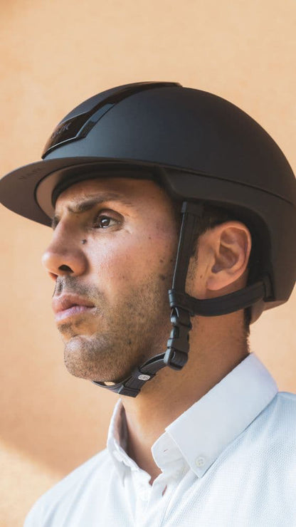 Casco KASK Nemesi Smokey Black · puesto, jinete de perfil