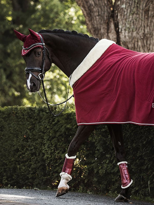Manta para caballo Equestrian Stockholm Fleece manta Fur Bordeaux para equitación