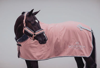 Manta para caballo Equestrian Stockholm Fleece Blanket Fur Pink detalle 3