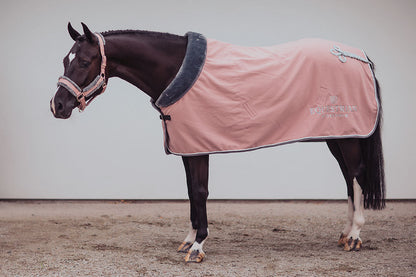Manta para caballo Equestrian Stockholm Fleece Blanket Fur Pink detalle 4