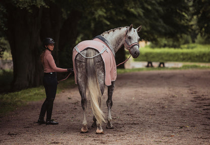 Manta para caballo Equestrian Stockholm Fleece Blanket Fur Pink detalle 5