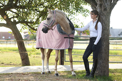 Manta para caballo Equestrian Stockholm Fleece Blanket Fur Pink detalle 7
