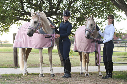 Manta para caballo Equestrian Stockholm Fleece Blanket Fur Pink detalle 8