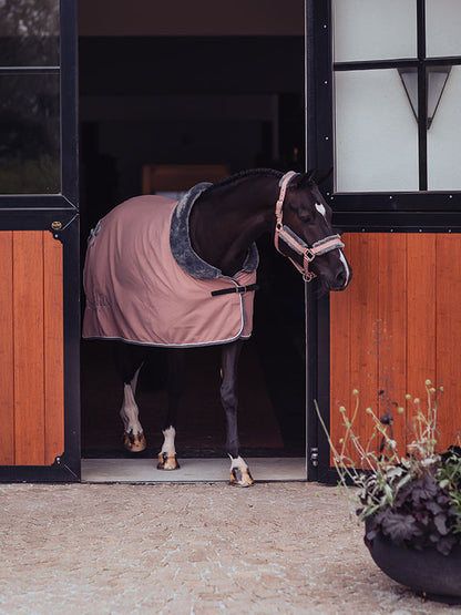 Manta para caballo Equestrian Stockholm Fleece Blanket Fur Pink vista principal