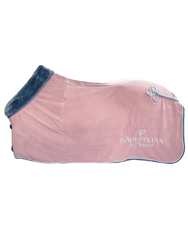 Manta para caballo Equestrian Stockholm Fleece Blanket Fur Pink detalle 2