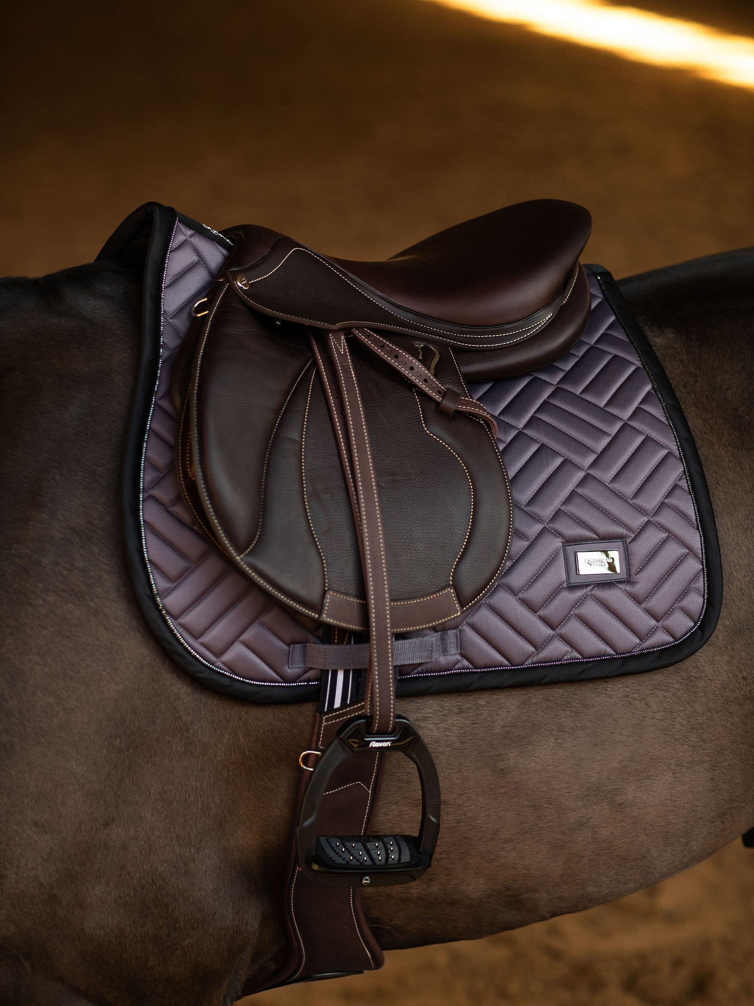 Jump Saddle Pad Modern Equestrian Stockholm Jump Saddle Pad Modern Dark Violet detalle 2