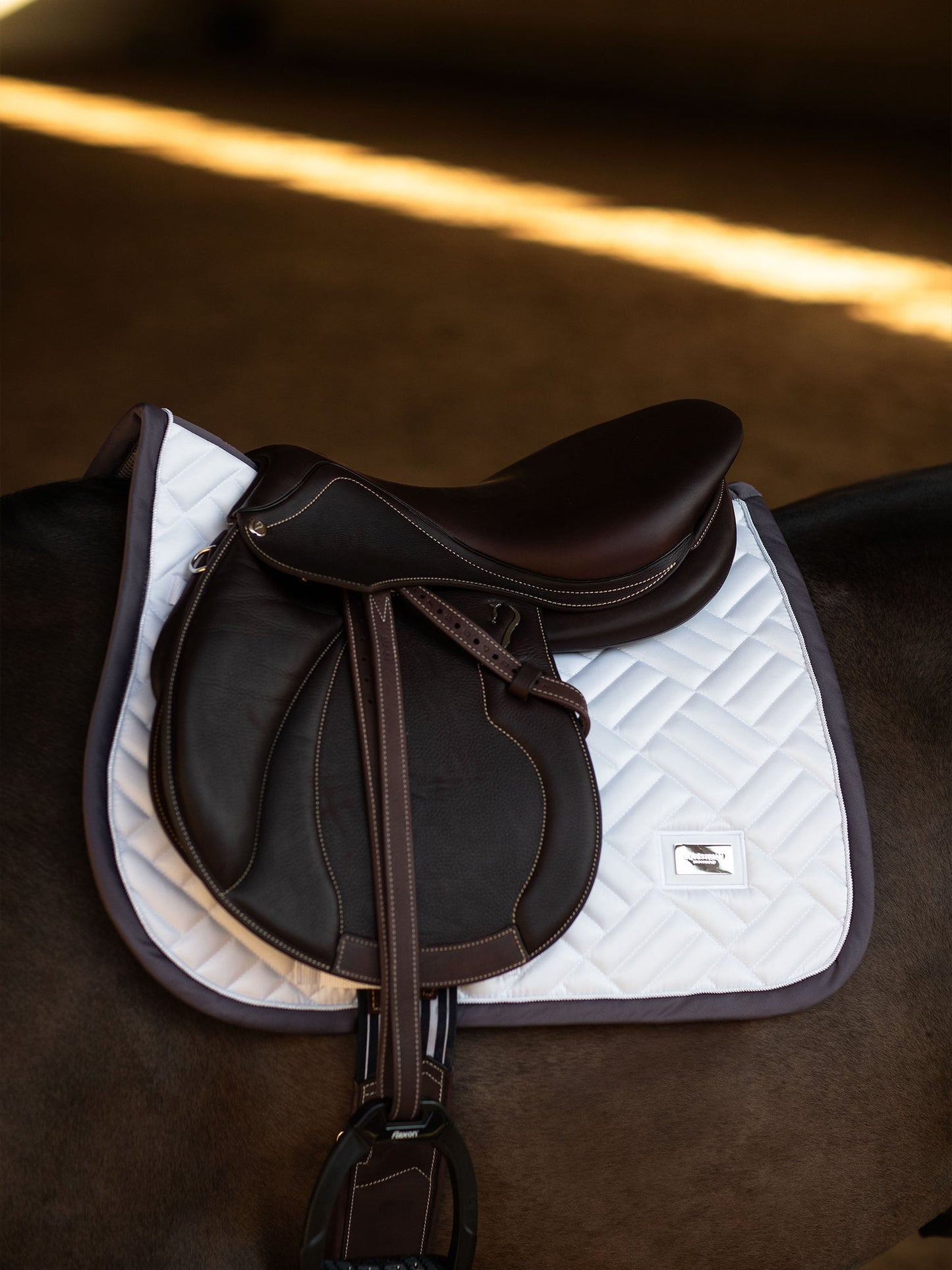 Jump Saddle Pad Modern Equestrian Stockholm Jump Saddle Pad Modern White Dark detalle 2