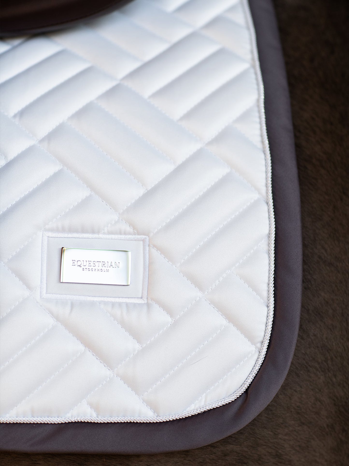 Jump Saddle Pad Modern Equestrian Stockholm Jump Saddle Pad Modern White Dark detalle 5